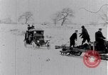 Immagine di Lotta con le palle di neve Michigan United States USA, 1917, secondo 7 filmato di repertorio 65675031029