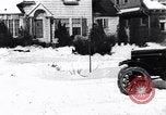 Immagine di Lotta con le palle di neve Michigan United States USA, 1917, secondo 10 filmato di repertorio 65675031029