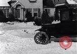 Immagine di Lotta con le palle di neve Michigan United States USA, 1917, secondo 11 filmato di repertorio 65675031029