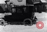 Immagine di Lotta con le palle di neve Michigan United States USA, 1917, secondo 13 filmato di repertorio 65675031029