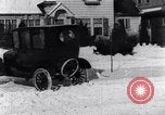 Immagine di Lotta con le palle di neve Michigan United States USA, 1917, secondo 15 filmato di repertorio 65675031029