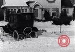 Immagine di Lotta con le palle di neve Michigan United States USA, 1917, secondo 16 filmato di repertorio 65675031029