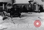 Immagine di Lotta con le palle di neve Michigan United States USA, 1917, secondo 21 filmato di repertorio 65675031029