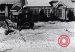 Immagine di Lotta con le palle di neve Michigan United States USA, 1917, secondo 22 filmato di repertorio 65675031029