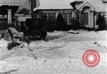 Immagine di Lotta con le palle di neve Michigan United States USA, 1917, secondo 23 filmato di repertorio 65675031029