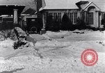 Immagine di Lotta con le palle di neve Michigan United States USA, 1917, secondo 27 filmato di repertorio 65675031029