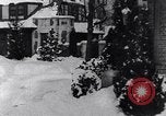 Immagine di Lotta con le palle di neve Michigan United States USA, 1917, secondo 29 filmato di repertorio 65675031029