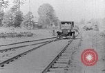 Standbild Ford Model-T auf schlechten Straßen United States USA, 1917, aus Sekunde 1 historischem Filmmaterial Videoclip 65675031035
