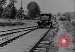 Standbild Ford Model-T auf schlechten Straßen United States USA, 1917, aus Sekunde 3 historischem Filmmaterial Videoclip 65675031035