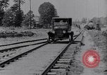 Standbild Ford Model-T auf schlechten Straßen United States USA, 1917, aus Sekunde 4 historischem Filmmaterial Videoclip 65675031035