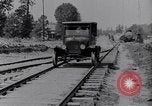 Standbild Ford Model-T auf schlechten Straßen United States USA, 1917, aus Sekunde 5 historischem Filmmaterial Videoclip 65675031035