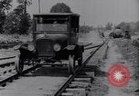 Standbild Ford Model-T auf schlechten Straßen United States USA, 1917, aus Sekunde 6 historischem Filmmaterial Videoclip 65675031035