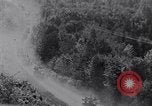 Standbild Ford Model-T auf schlechten Straßen United States USA, 1917, aus Sekunde 15 historischem Filmmaterial Videoclip 65675031035