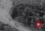 Standbild Ford Model-T auf schlechten Straßen United States USA, 1917, aus Sekunde 16 historischem Filmmaterial Videoclip 65675031035