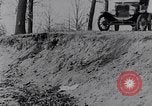 Standbild Ford Model-T auf schlechten Straßen United States USA, 1917, aus Sekunde 19 historischem Filmmaterial Videoclip 65675031035