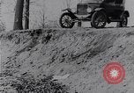 Standbild Ford Model-T auf schlechten Straßen United States USA, 1917, aus Sekunde 20 historischem Filmmaterial Videoclip 65675031035