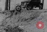 Standbild Ford Model-T auf schlechten Straßen United States USA, 1917, aus Sekunde 21 historischem Filmmaterial Videoclip 65675031035