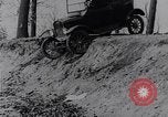 Standbild Ford Model-T auf schlechten Straßen United States USA, 1917, aus Sekunde 22 historischem Filmmaterial Videoclip 65675031035