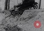 Standbild Ford Model-T auf schlechten Straßen United States USA, 1917, aus Sekunde 24 historischem Filmmaterial Videoclip 65675031035