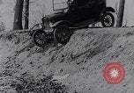Standbild Ford Model-T auf schlechten Straßen United States USA, 1917, aus Sekunde 25 historischem Filmmaterial Videoclip 65675031035