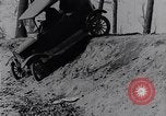 Standbild Ford Model-T auf schlechten Straßen United States USA, 1917, aus Sekunde 29 historischem Filmmaterial Videoclip 65675031035
