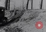 Standbild Ford Model-T auf schlechten Straßen United States USA, 1917, aus Sekunde 33 historischem Filmmaterial Videoclip 65675031035