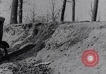 Standbild Ford Model-T auf schlechten Straßen United States USA, 1917, aus Sekunde 34 historischem Filmmaterial Videoclip 65675031035