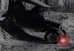 Standbild Ford Model-T auf schlechten Straßen United States USA, 1917, aus Sekunde 39 historischem Filmmaterial Videoclip 65675031035