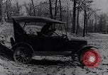 Standbild Ford Model-T auf schlechten Straßen United States USA, 1917, aus Sekunde 50 historischem Filmmaterial Videoclip 65675031035