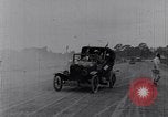 Standbild drei Frauen in einem Ford Model T Roadster United States USA, 1917, aus Sekunde 7 historischem Filmmaterial Videoclip 65675031036