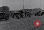 Standbild drei Frauen in einem Ford Model T Roadster United States USA, 1917, aus Sekunde 16 historischem Filmmaterial Videoclip 65675031036