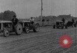 Standbild drei Frauen in einem Ford Model T Roadster United States USA, 1917, aus Sekunde 19 historischem Filmmaterial Videoclip 65675031036