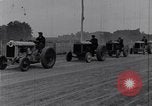 Standbild drei Frauen in einem Ford Model T Roadster United States USA, 1917, aus Sekunde 27 historischem Filmmaterial Videoclip 65675031036