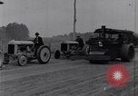 Standbild drei Frauen in einem Ford Model T Roadster United States USA, 1917, aus Sekunde 29 historischem Filmmaterial Videoclip 65675031036