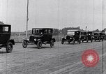 Standbild Parade der neue Ford Motor Company Cars United States USA, 1925, aus Sekunde 59 historischem Filmmaterial Videoclip 65675031039