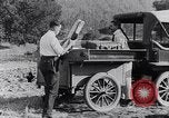 Immagine di Lato strada camping United States USA, 1917, secondo 30 filmato di repertorio 65675031042
