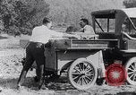 Immagine di Lato strada camping United States USA, 1917, secondo 32 filmato di repertorio 65675031042