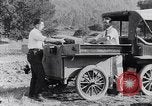 Immagine di Lato strada camping United States USA, 1917, secondo 33 filmato di repertorio 65675031042