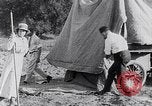 Immagine di Lato strada camping United States USA, 1917, secondo 38 filmato di repertorio 65675031042