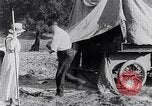 Immagine di Lato strada camping United States USA, 1917, secondo 39 filmato di repertorio 65675031042
