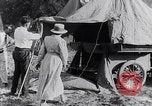 Immagine di Lato strada camping United States USA, 1917, secondo 43 filmato di repertorio 65675031042
