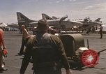 Standbild A-4F auf die USS Enterprise Golf von Tonkin Vietnam, 1968, aus Sekunde 30 historischem Filmmaterial Videoclip 65675031047