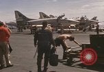 Standbild A-4F auf die USS Enterprise Golf von Tonkin Vietnam, 1968, aus Sekunde 32 historischem Filmmaterial Videoclip 65675031047