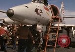 Standbild A-4F auf die USS Enterprise Golf von Tonkin Vietnam, 1968, aus Sekunde 44 historischem Filmmaterial Videoclip 65675031047