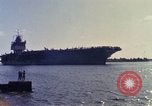 Immagine di USS Enterprise alla porta dopo il fuoco Pearl Harbor Hawaii USA, 1969, secondo 14 filmato di repertorio 65675031056