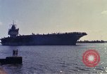 Immagine di USS Enterprise alla porta dopo il fuoco Pearl Harbor Hawaii USA, 1969, secondo 15 filmato di repertorio 65675031056