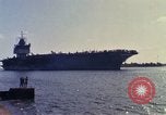 Immagine di USS Enterprise alla porta dopo il fuoco Pearl Harbor Hawaii USA, 1969, secondo 16 filmato di repertorio 65675031056