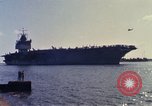 Immagine di USS Enterprise alla porta dopo il fuoco Pearl Harbor Hawaii USA, 1969, secondo 20 filmato di repertorio 65675031056