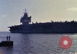 Immagine di USS Enterprise alla porta dopo il fuoco Pearl Harbor Hawaii USA, 1969, secondo 21 filmato di repertorio 65675031056