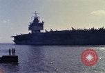 Immagine di USS Enterprise alla porta dopo il fuoco Pearl Harbor Hawaii USA, 1969, secondo 22 filmato di repertorio 65675031056